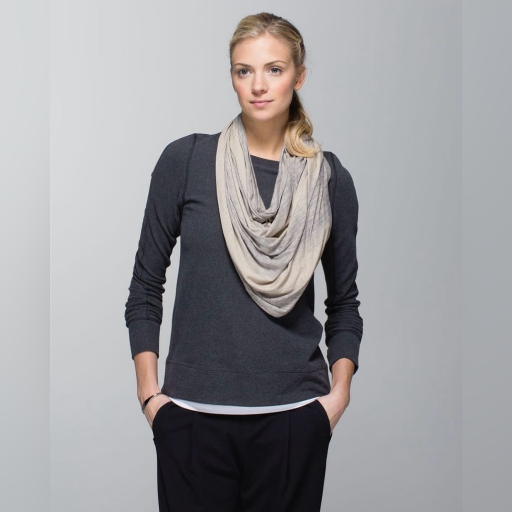 LULULEMON Twist & Shout Scarf in Misty Stripe Burnout Cashew Ambient Grey - Picture 2 of 12